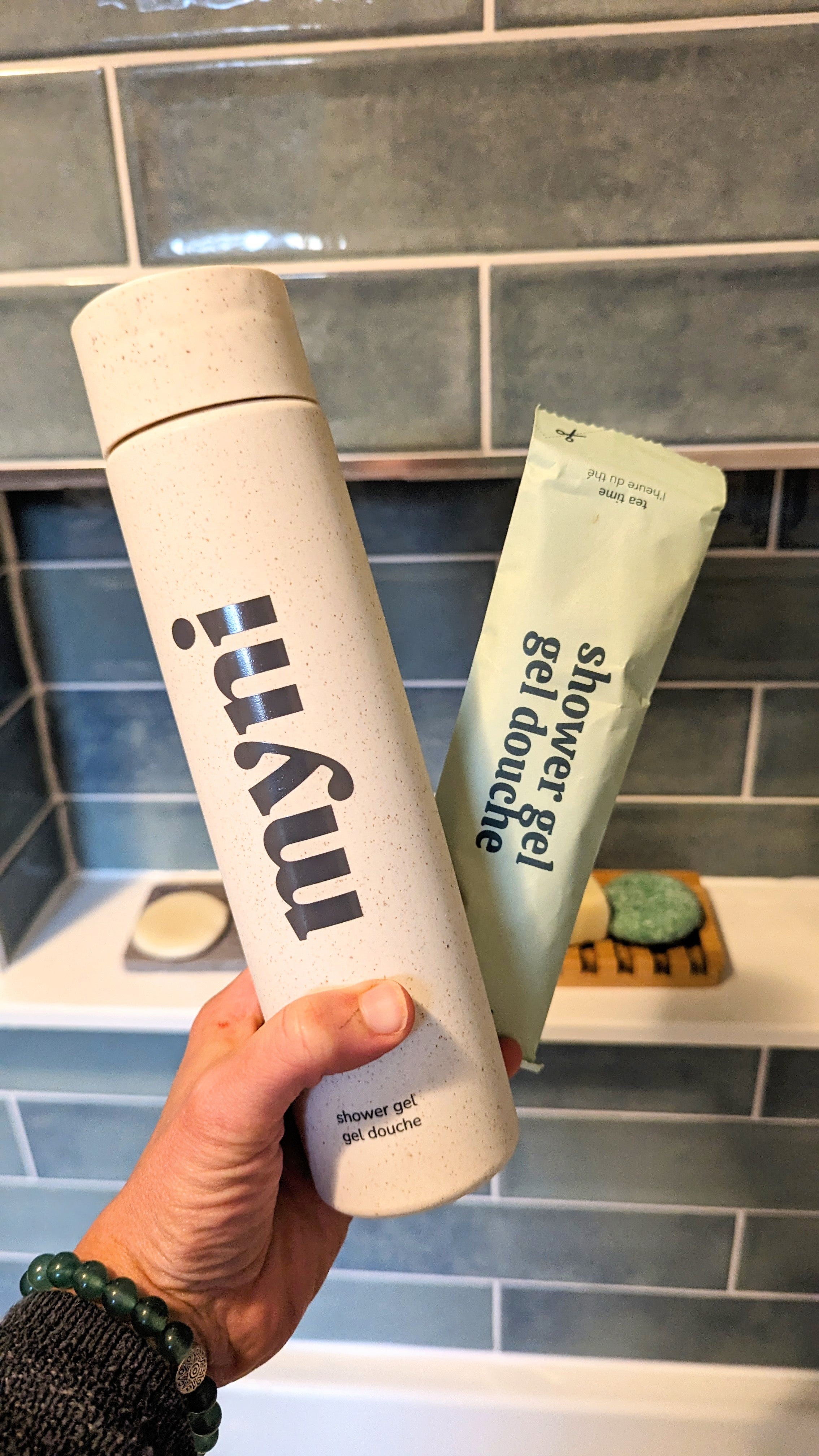 myni-shower-gel-powder-and-reusable-bottle-oh-my-peach-scent-happy-earth
